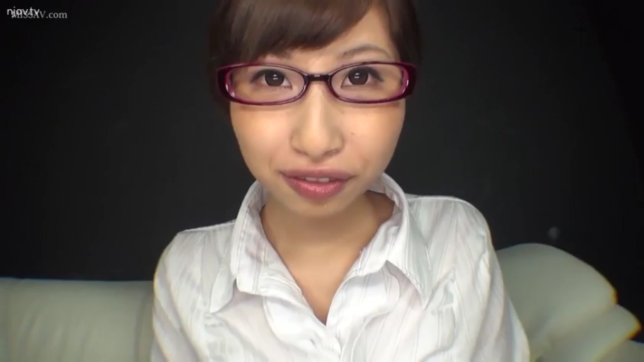 室内 · 眼镜 · 脸部特写 · 微笑 · 正坐 · 注视镜头 · 短发 · 白色条纹衬衫