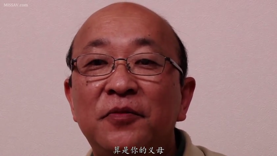 室内 · 平静 · 眼镜 · 脸部特写 · 中文字幕 · 浅色上衣