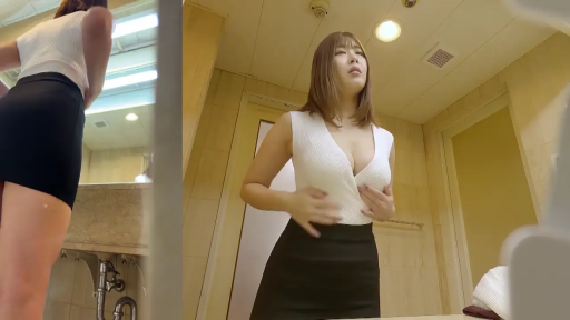 胸部 · 揉乳 · 站立 · 白色低胸背心 · 沉醉 · 洗手间 · 镜子