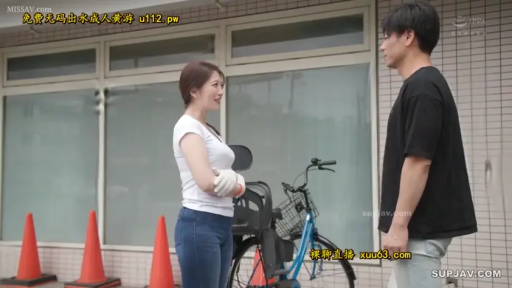 自然平静 · 建筑物前 · 自行车 · 光线明亮 · 男子侧影 · 男子浅色牛仔裤