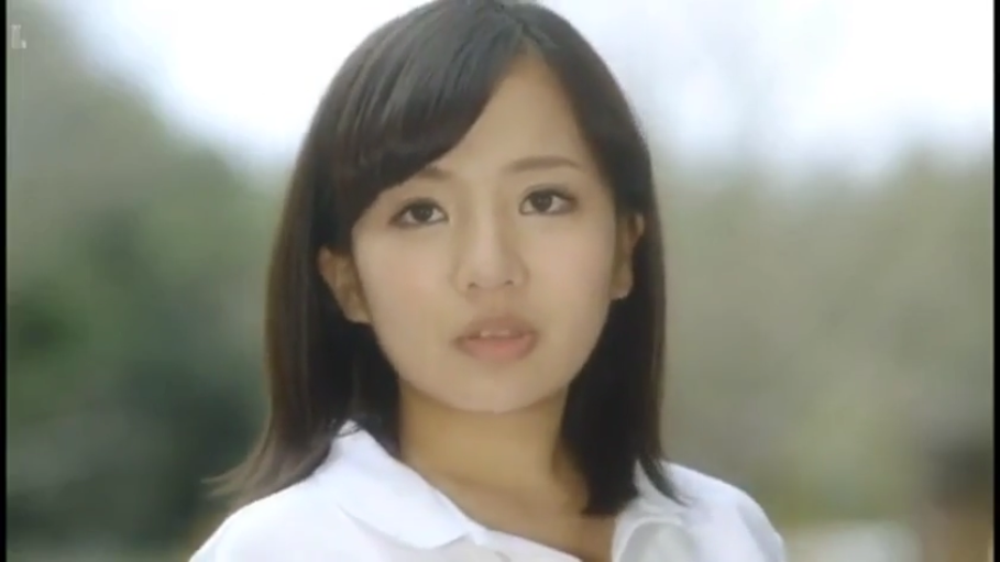 忧郁 · 面部特写 · 凝视 · 户外 · 自然光 · 白色POLO衫 · 正面站姿