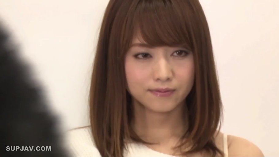 室内 · 脸部特写 · 微笑 · 凝视 · 白色毛衣 · 正面 · 日本女性
