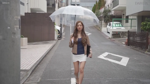 无表情 · 内搭背心 · 街道 · 上半身特写 · 黑色手提包 · 雨天