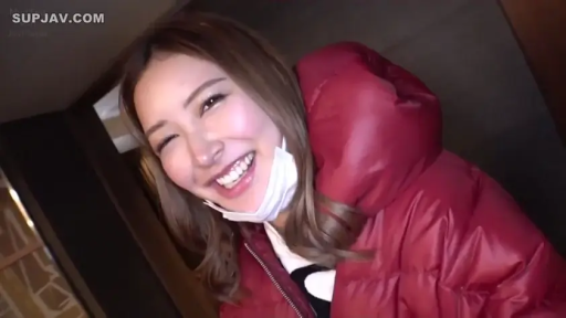 室内 · 站立 · 微笑 · 面部特写 · 长发 · 口罩 · 开心 · 红色羽绒服