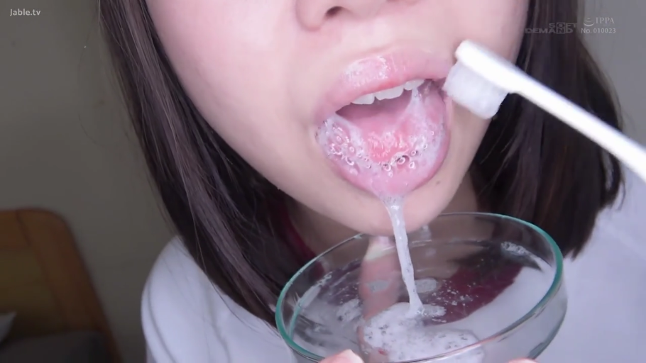 Indoor · White top · 唾液泡沫特写 · Slightly open mouth · 牙刷 · 唾液黏丝