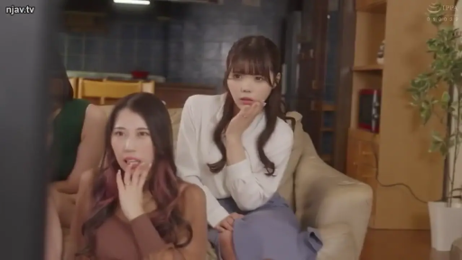 坐姿 · 沙发 · 客厅 · 衬衫 · 多人 · 惊讶 · 观看