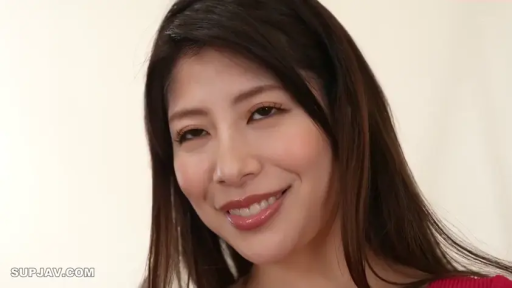 室内 · 脸部特写 · 微笑 · 注视 · 正面 · 亚洲女性 · 红色上衣