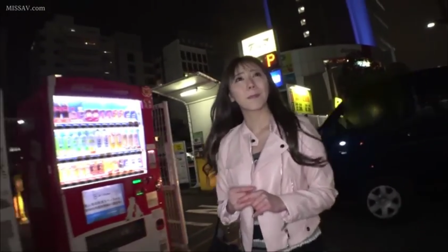 夜晚户外 · 略显茫然 · 自动售货机 · 粉色皮夹克 · 女子面部特写 · 有停车场标识