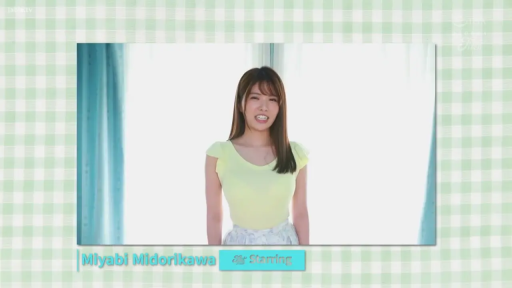 室内 · 微笑 · 面对镜头 · 半身 · 长发 · 正面站姿 · 休闲黄色上衣