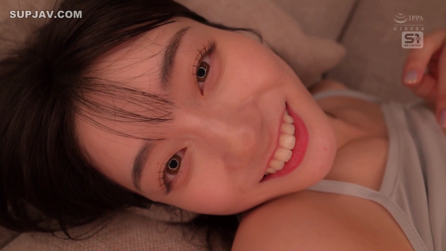 眼部特写 · 卧室 · 吊带背心 · 深情对视