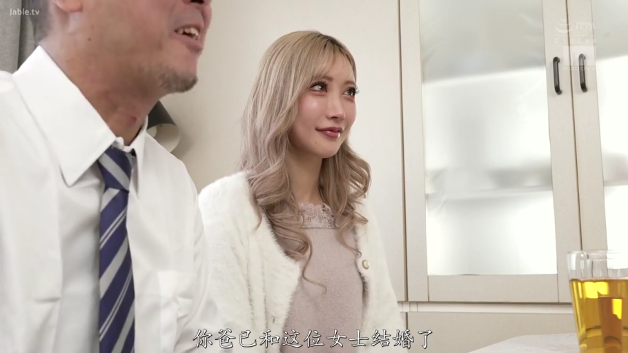 餐桌旁 · 微笑 · 蓝白条纹领带 · 酒杯 · 中文字幕 · 男性侧脸