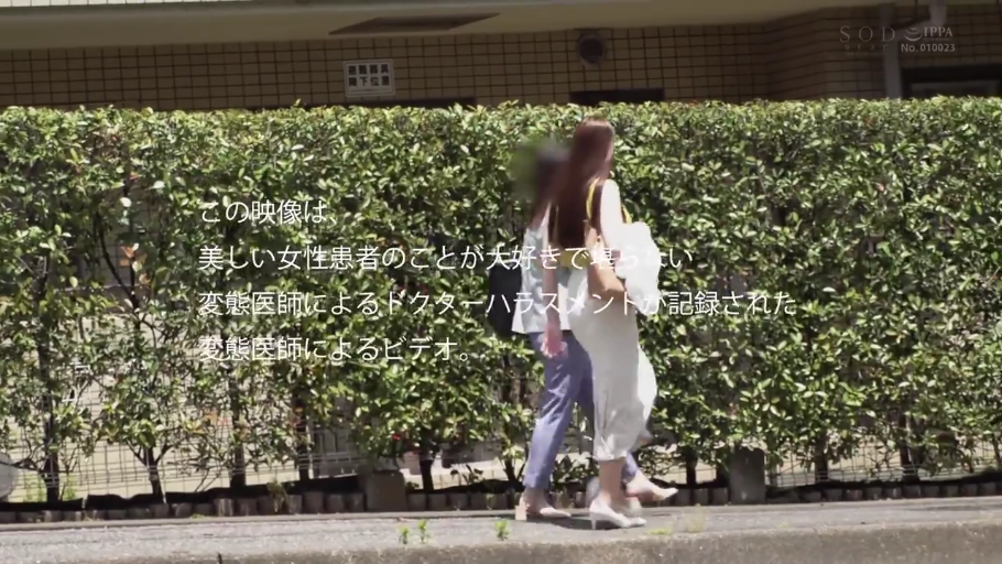 全身 · 户外街道 · 走路 · 单肩包 · 街拍 · 白色长裙 · 侧身行走