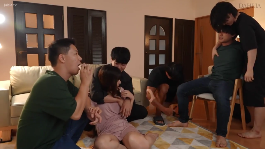 客厅 · 粉色连身短裙 · 女性略显局促 · 绳索类物品