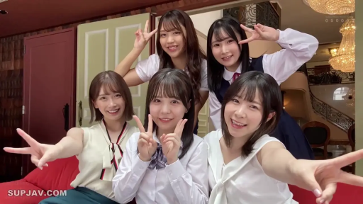 室内 · 中景 · 学生制服 · 合影 · 开朗微笑 · 比耶手势 · 多人集体