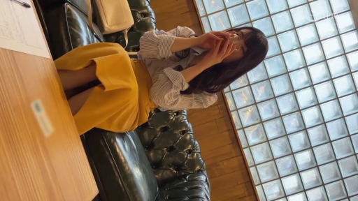 室内 · 坐姿 · 中景 · 条纹衬衫 · 长发 · 玻璃杯 · 喝水 · 宁静