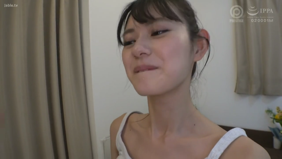 室内 · 脸部特写 · 白色背心 · 正面