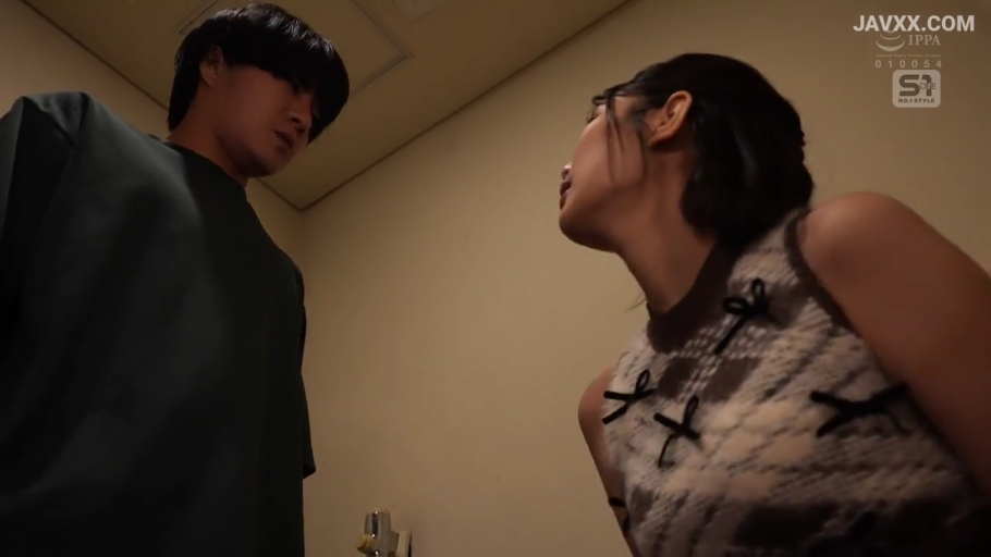 室内 · 注视 · 面部表情特写 · 女人穿格纹无袖背心