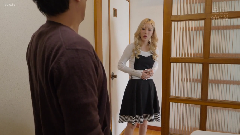 站立 · 中景 · 剧情 · 难受 · 围裙 · 日式室内 · 捂腹