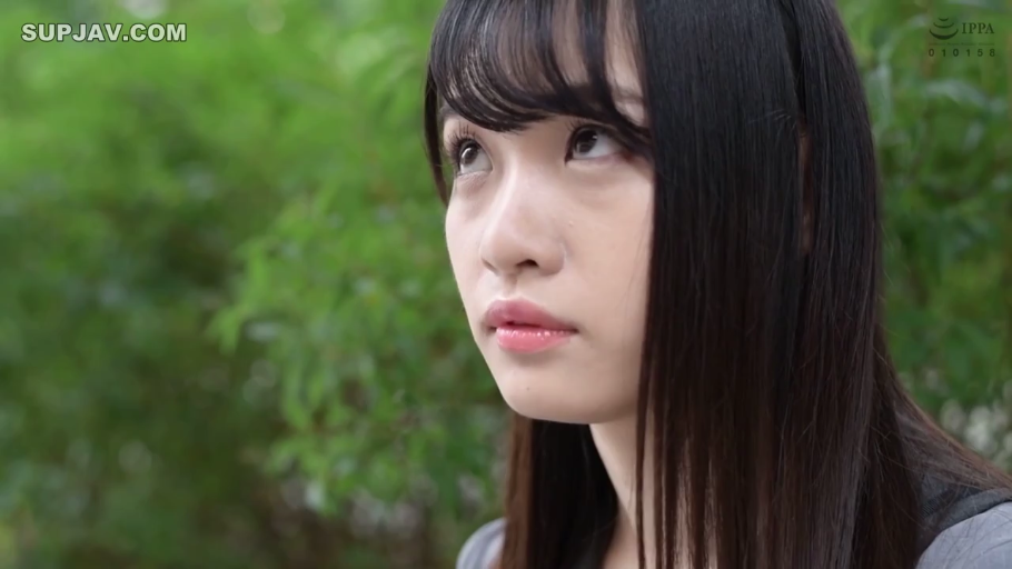 脸部特写 · 灰色上衣 · 凝视 · 户外 · 亚洲女性 · 侧身位 · 迷茫