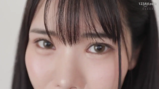 室内 · 脸部特写 · 自然 · 凝视 · 正面 · 黑发