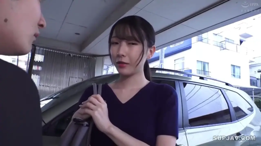 手提包 · 室外停车场 · 女性面部特写 · 认真聆听 · 深色V领短袖上衣