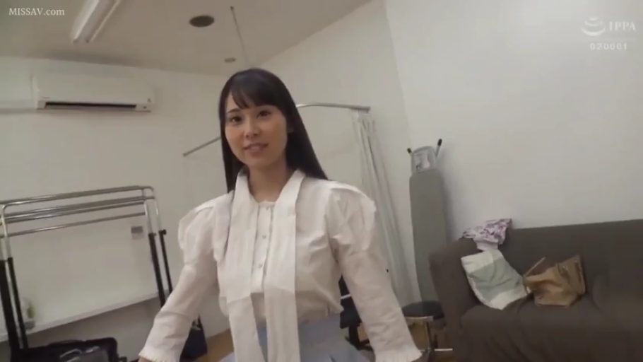 室内 · 微笑 · 浅色裙子 · 人物半身特写