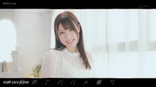 室内 · 上半身特写 · 温柔微笑 · 光线柔和 · 白色半透明上衣