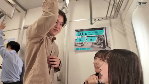 会話 · 站立 · 微笑 · 顔のクローズアップ · 電車の車内 · 痴汉题材 · カジュアルシャツ · 吊环扶手