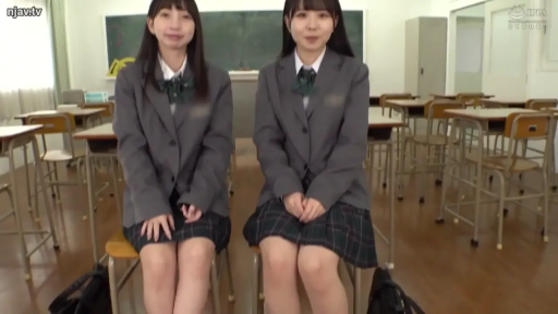 教室 · 微笑 · 领结 · 黑板 · 脸部中景 · 校服制服