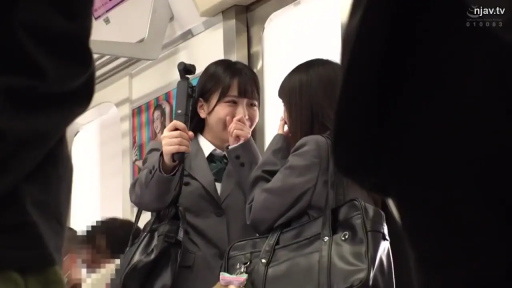 灰色西装校服 · 地铁 · 手持云台 · 偷笑 · 女生面部特写 · 公共场所拍摄