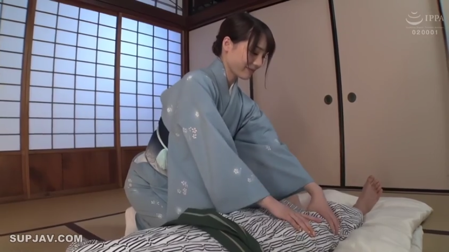 侧面中景 · 温柔微笑 · 榻榻米 · 浅蓝色花纹和服 · 和风背景
