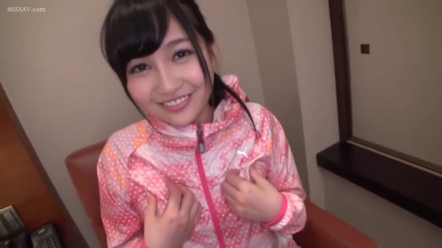 室内 · 坐姿 · 微笑 · 椅子 · 近景 · 运动外套 · 黑发 · 自摸