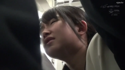 痛苦又愉悦 · 性交 · 面部特写 · 白色上衣 · 光线昏暗 · 交通工具