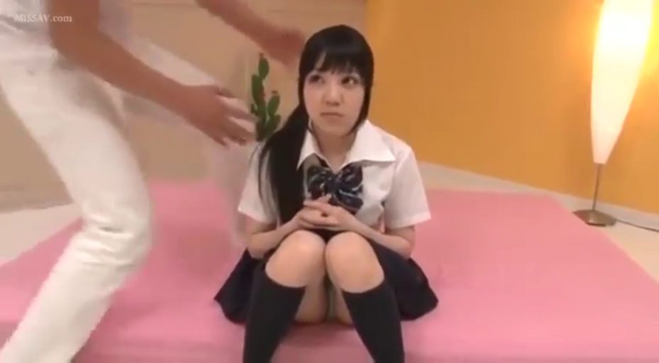 室内 · 座り姿勢 · 露底 · 呆滞 · 床垫 · JK制服 · 亚洲