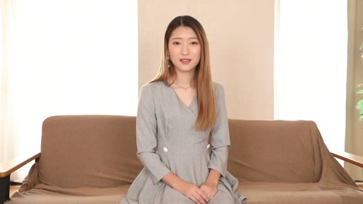 室内 · 坐姿 · 中景 · 沙发 · 微笑 · 面对镜头 · 披肩长发 · 灰色长袖连衣裙