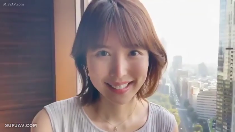 肩部特写 · 开朗 · 自然光 · 浅色背心 · 高层建筑窗边