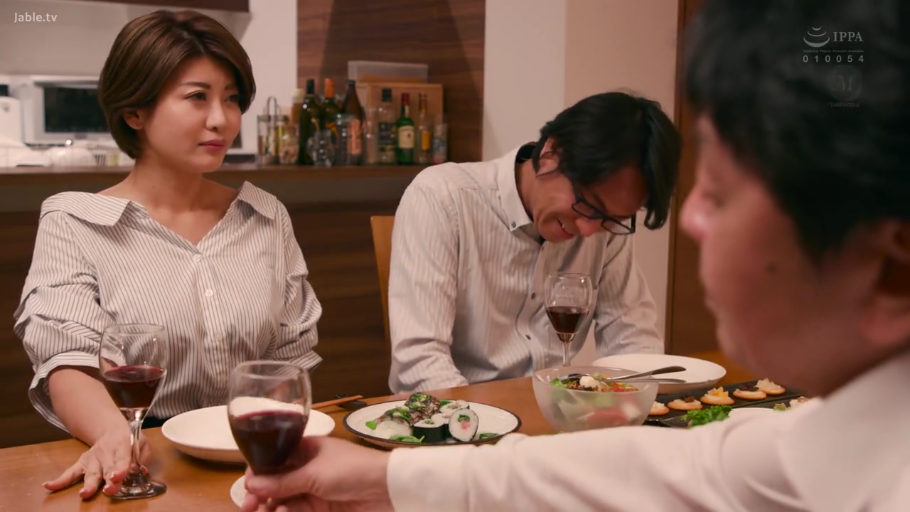 坐姿 · 严肃 · 中景 · 餐厅 · 熟女 · 聚餐 · 红酒 · 露肩条纹衬衫