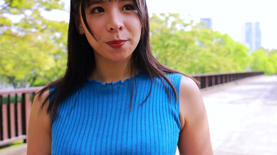 上半身特写 · 公园 · 自然光 · 蓝色无袖针织衫 · 淡淡微笑