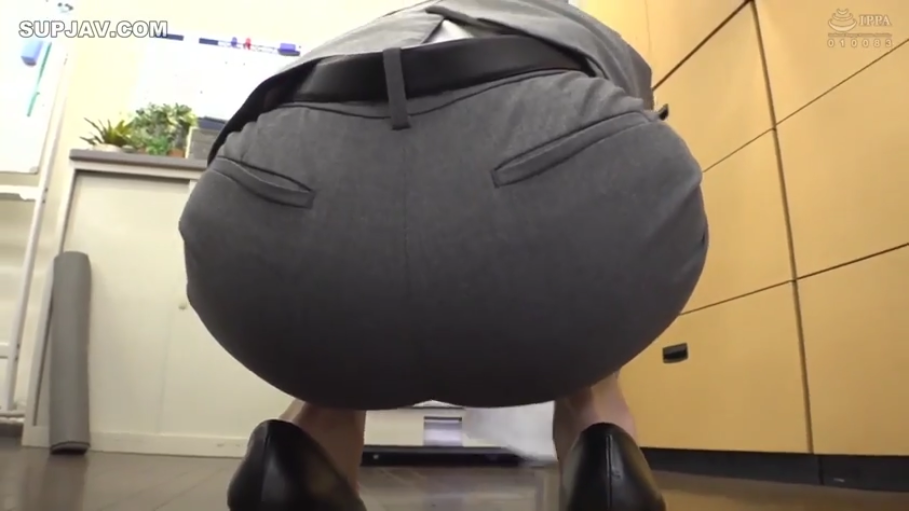 办公室 · 蹲姿 · 臀部特写 · OL · 办公家具 · 西装裤 · 蹲下捡拾