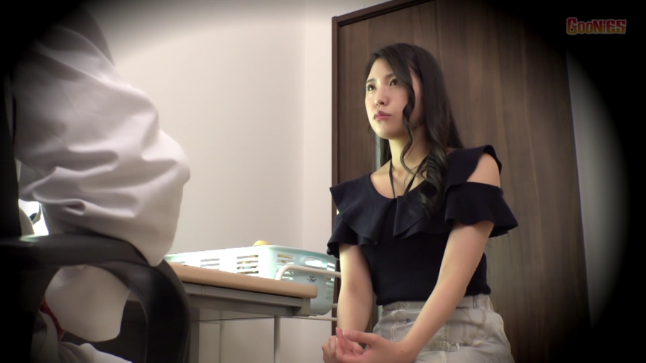 诊室 · 若有所思 · 黑色露肩上衣 · 听诊器线 · 女子脸部特写 · 暗角视觉