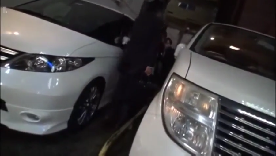 站立 · 中景 · 模糊 · 停车场 · 黑色西装 · 夜晚 · 白色轿车 · 站在车旁