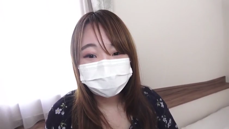 眼神特写 · 卧室 · 注视 · 碎花连衣裙 · 光线明亮 · 白色医用口罩