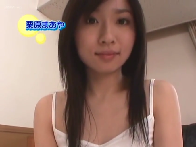 室内 · 脸部特写 · 温柔 · 白色吊带背心 · 左上角有名字标签
