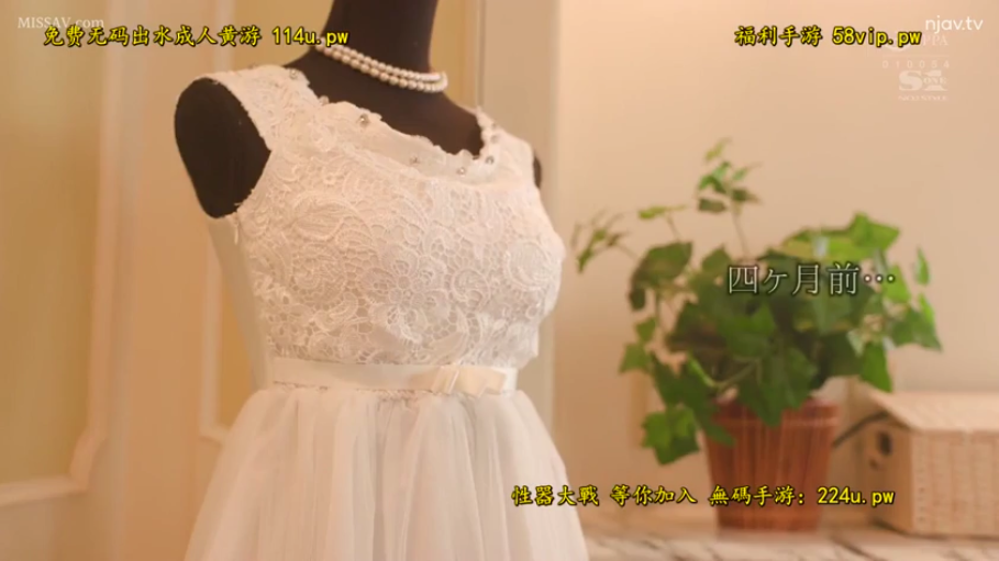卧室 · 人体模型 · 白色蕾丝婚纱 · 有文字字幕 · 蕾丝细节特写