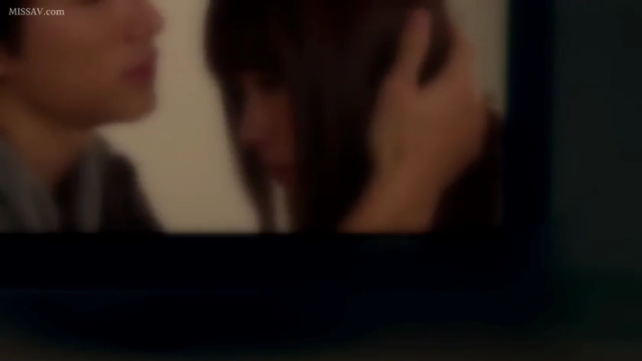 室内 · 面部特写 · 休闲装 · 面对面 · 柔和 · 画面模糊 · 抚弄头发