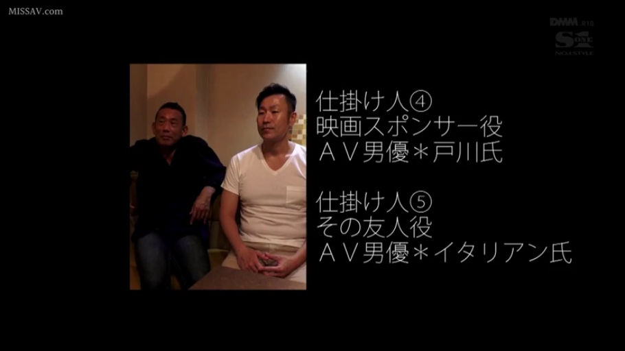 坐姿 · 中景 · 桌子 · 平淡 · 室內 · 交談 · 休閒服 · 影片截圖