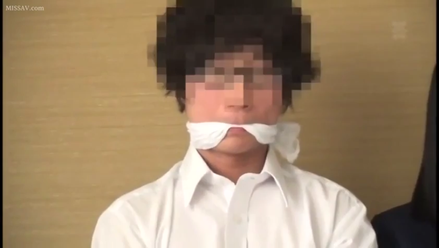 室内 · 脸部特写 · 白色衬衫 · 封口布 · 无法说话 · 被劫持感