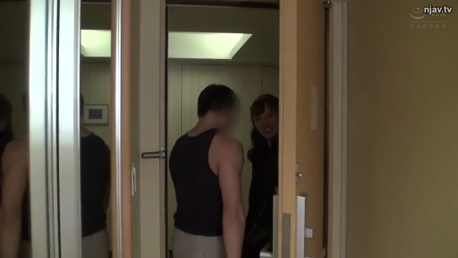 微笑 · 便服 · 酒店房间门口 · 中景镜头