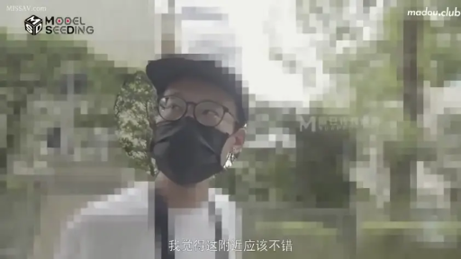 户外 · 头部特写 · 黑色帽子 · 交谈状 · 黑色棒球帽 · 画面带有马赛克和字幕
