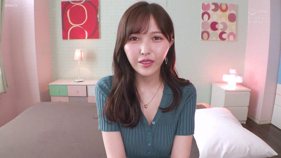 坐姿 · 卧室 · 微笑 · 装饰画 · 面对镜头 · 长发 · 正面特写 · 蓝色紧身针织衫